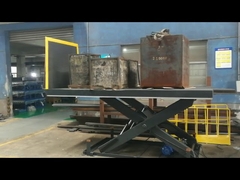 Montacarichi idraulico per banchina con labbro elettrico super lungo sta testando un carico di 5T su di esso