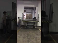 Tavolo elevatore idraulico a forbice fisso con alimentazione elettrica installato presso la baia di carico