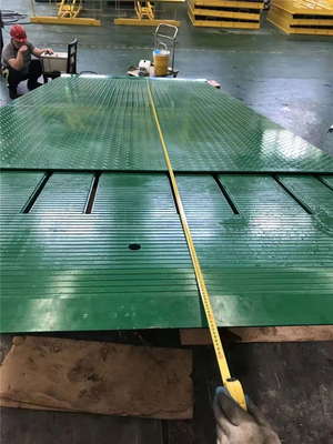 Industrial Telescopic Lip Dock Leveler For Pallet Truck Driving On Retractable Dock Ramp At Warehose Loading Dock