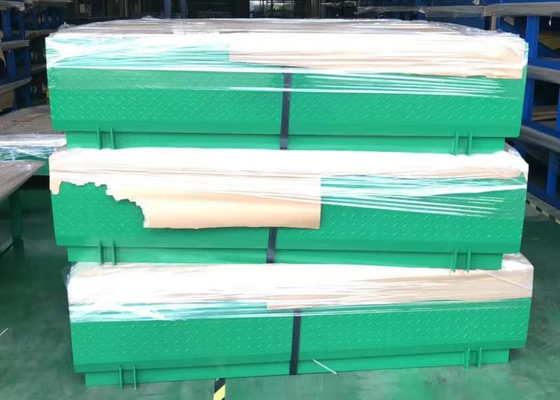 13.6 Ton Hydraulic Dock Levelers Loading Dock Plate Improve Working Efficiency At Loading Bay