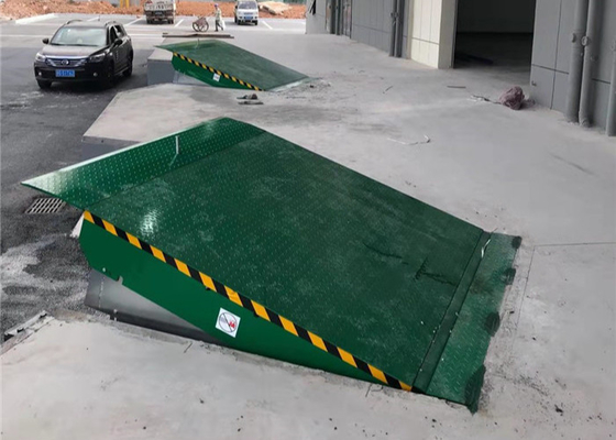 10T Hydraulic Dock Levelers With Dock Door In The Warehouse Or Logistic House