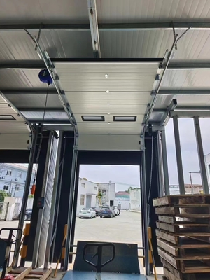 Resistenti e facili da usare porte sezionali a soffitto, ingressi industriali attraenti