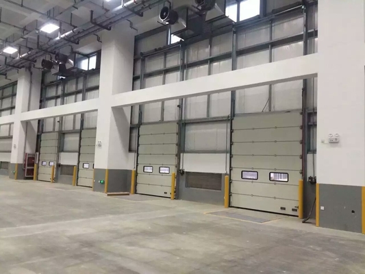 Durabili porte a cielo aperto industriali di sezione nei magazzini banchine di carico centri di distribuzione