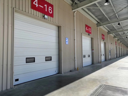 Porta sezionale dà il massimo di spinta attraverso larghezza e altezza quando aperto a differenza di altre porte di garage
