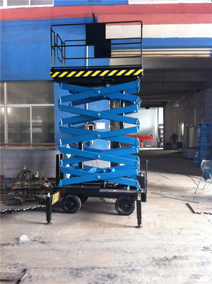 la tavola mobile di forbici 300kg di 8m è dispositivo mobile di sicssor che sta funzionando all'antenna