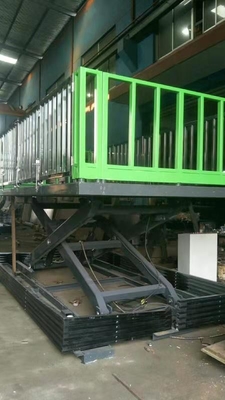 Tabella di ascensore idraulico stazionaria del magazzino con la grande piattaforma ed il carico resistente